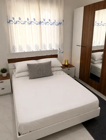 White bedroom set, 5 pieces, in excellent condition