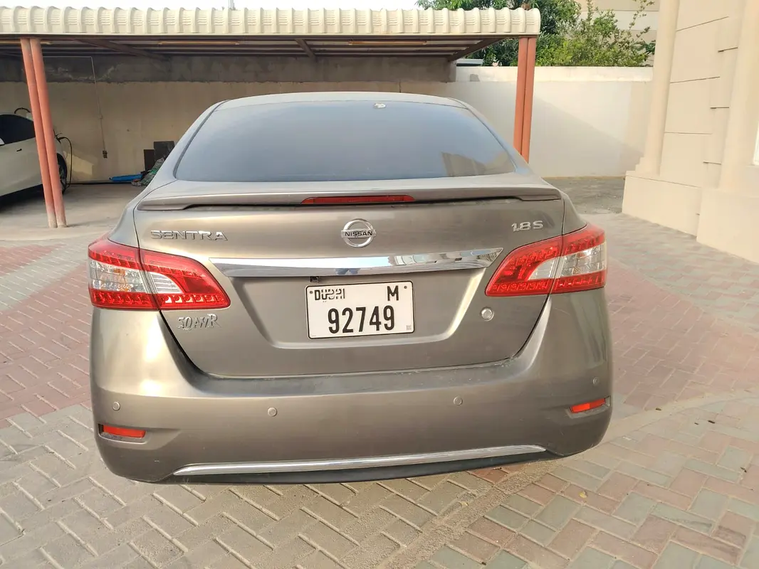 Nissan Sentra 2018 — photo 1 of 8