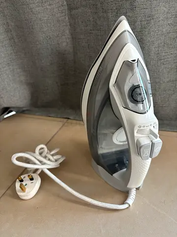 Philips Steam Iron in Grey and White