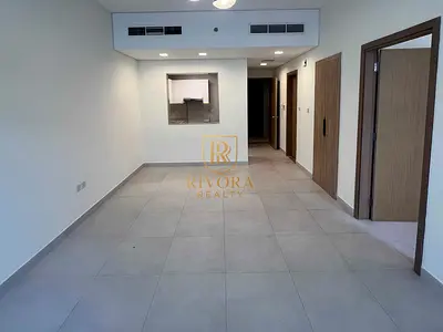 شقة واسعة بغرفة نوم واحدة مع شرفة في موقع جيد