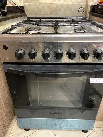 Used freestanding gas oven and hob - 4 burners and closed type oven. Fire is 2-way