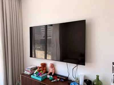 65 inch Smart LED TV (wall-mounted) - excellent working condition
