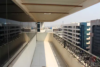 One Month Rent Free-Spacious 2 BR Flat