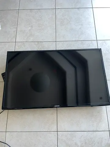 Samsung 40 Full HD LED TV – Perfect for Wall Mount (Includes Remote)