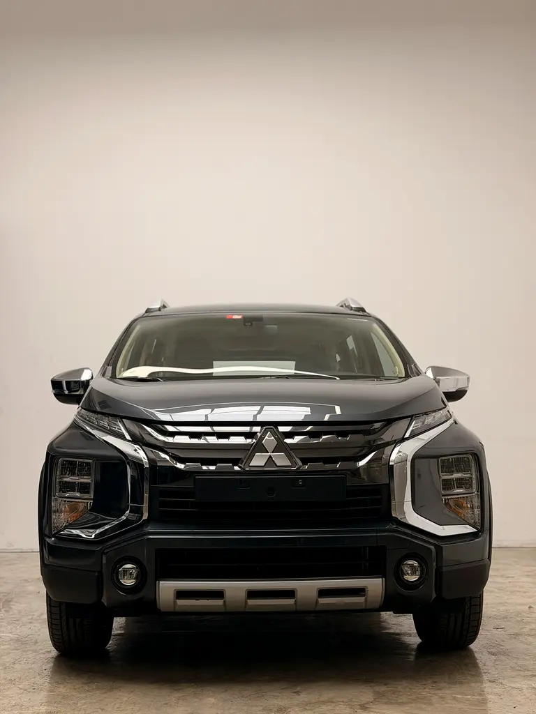 Mitsubishi Xpander Cross 2023 — photo 1 of 17