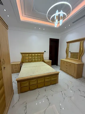 Queen/Double Bedroom Set with Bed, Dresser, Nightstands and Mirror - Light Wood Finish