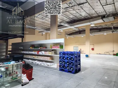 موقف سيارات واسع، على الطريق الرئيسي، زاوية، بدون مستودع طابق نصفي، إيجار مناسب