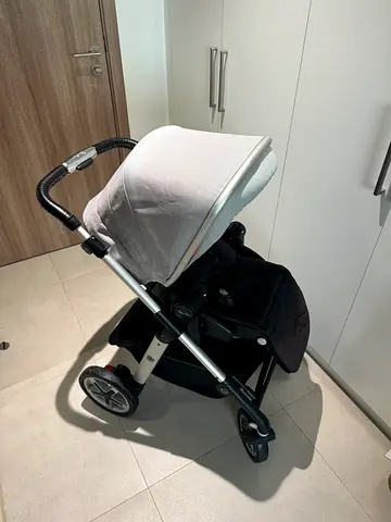 Premium Silver Cross 2-in-1 pram and stroller set in good condition.