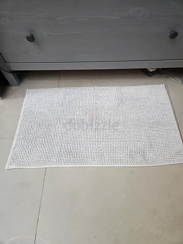 White textured bathroom rug/mat - good condition