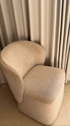 Modern Curved Accent Chair – Homes R Us Style | Excellent Condition – Original price: AED 1,300