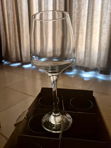 Set of clear wine glasses - new, good condition