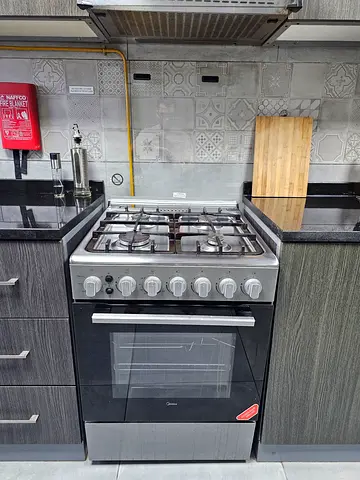 4-burner Gas Range with Oven — Good Condition