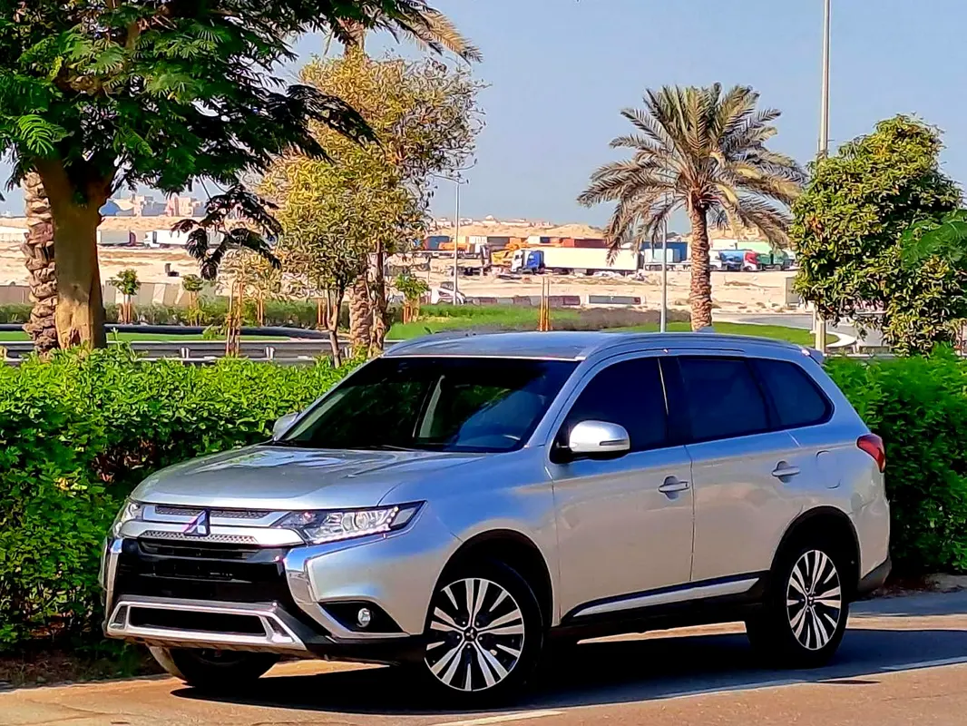 Mitsubishi Outlander 2022 — photo 1 of 15