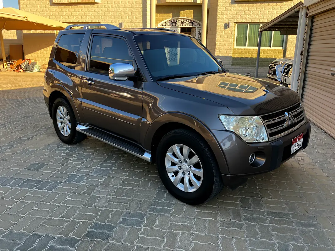 Mitsubishi Pajero 2011 — photo 1 of 8