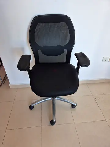 Office Chair with Adjustable Armrests – Great Condition