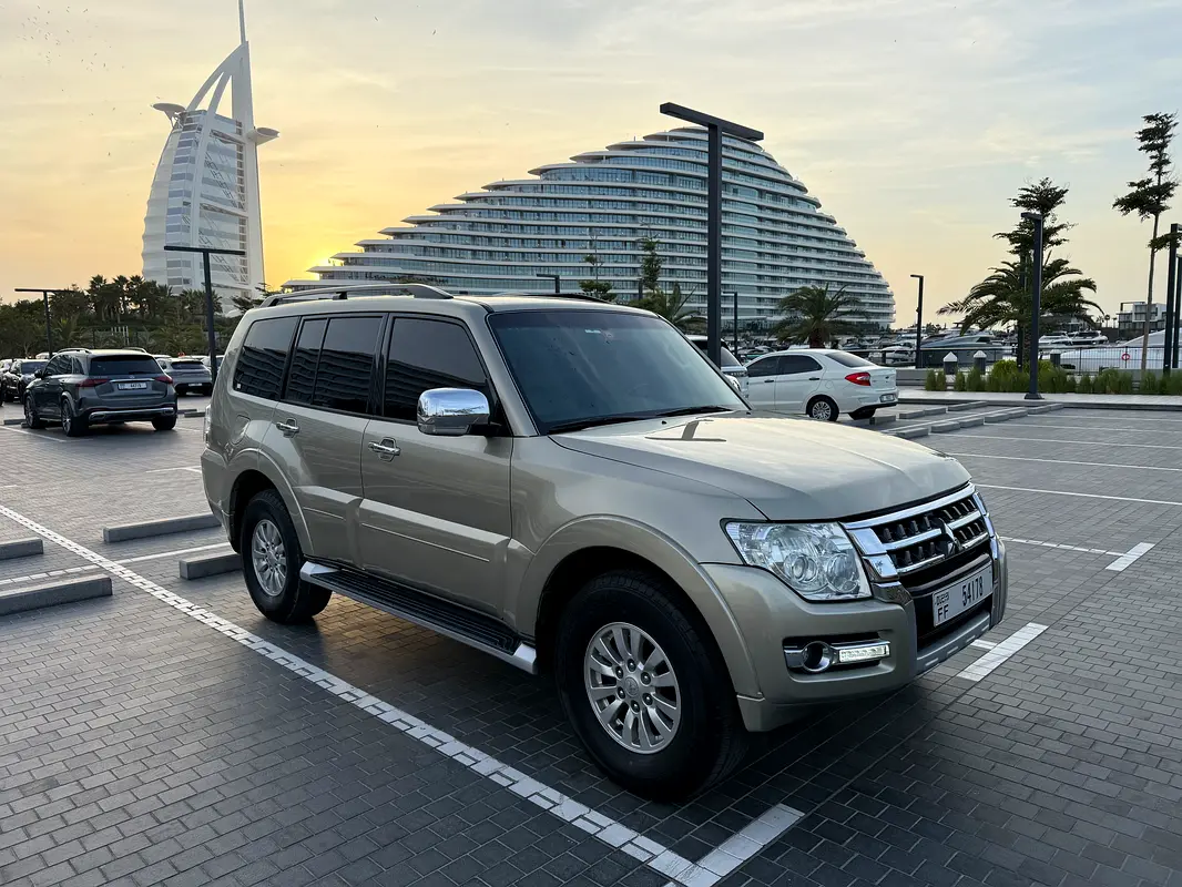 Mitsubishi Pajero 2015 — photo 1 of 10