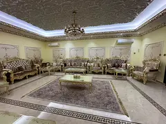 مجلس كلاسيكي فاخر بحالة جيدة