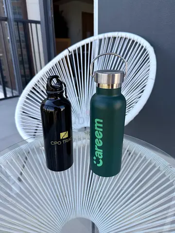 Set of 2 reusable stainless steel water bottles (green + black)