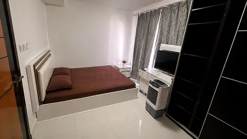 Offer ! NO COMISSION  NO DEPOSIT Family/Couple inside villa parking near circle mall