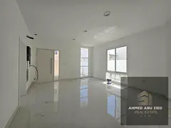 5 master rooms, a large lounge, a men’s lounge, a spacious and equipped kitchen, 7 bathrooms, high