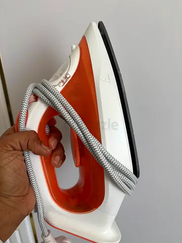 Lightly used steam iron in excellent working condition.