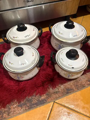 Set of 4 Vintage Style Enamel Cooking Pots