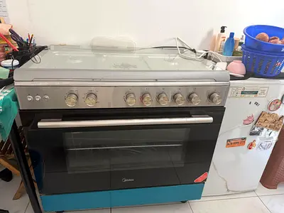 A 5 burner gas stove with oven attached . 3 months used. New branded.