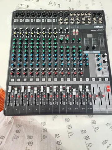 Yamaha MG16XU 16-Channel Mixer - Good Working Condition