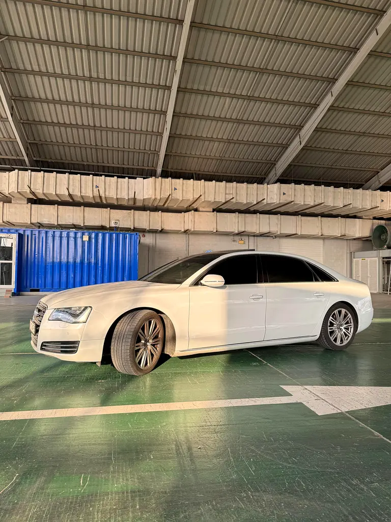 Audi A8 2014 — photo 1 of 8