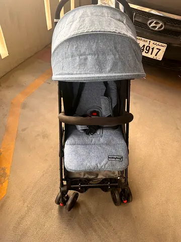 Lightweight compact stroller with canopy — good condition . airplane cabin fitting