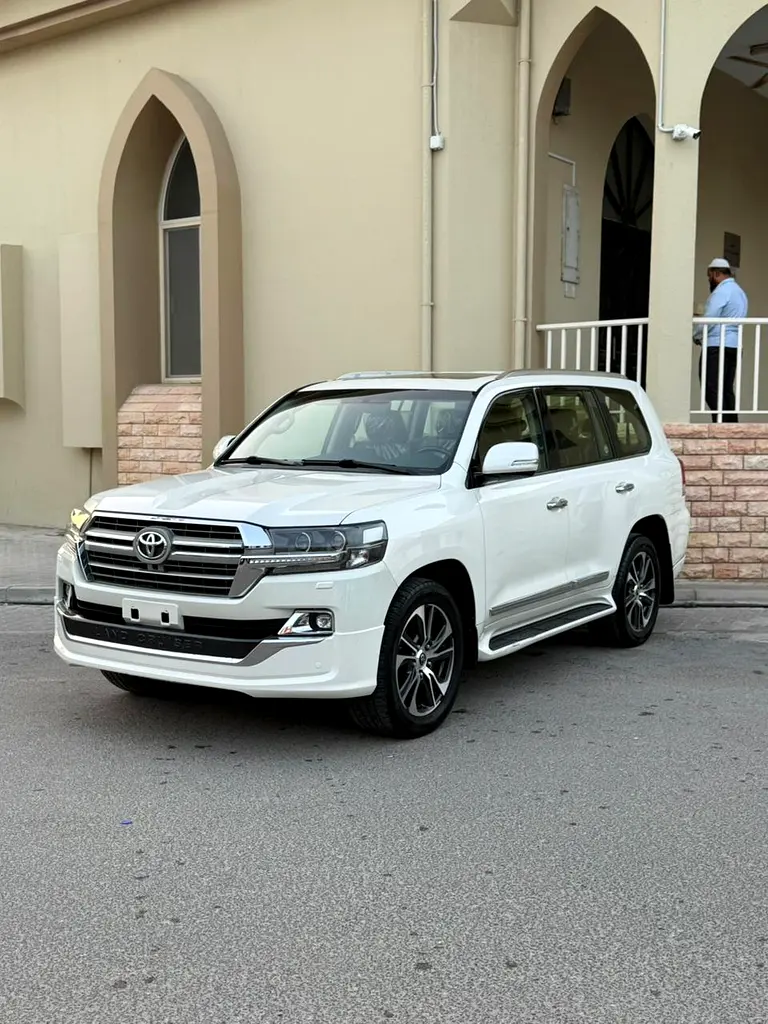 Toyota Land Cruiser 2020 — photo 1 of 16