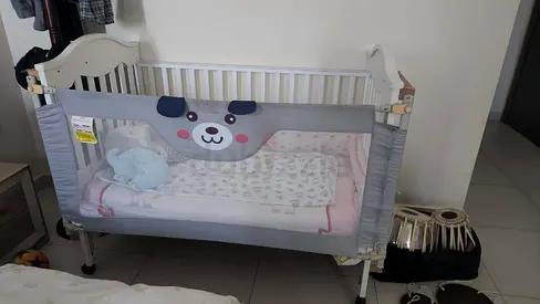 White baby crib with mesh side and mattress - great condition. One side can be pulled down if reired