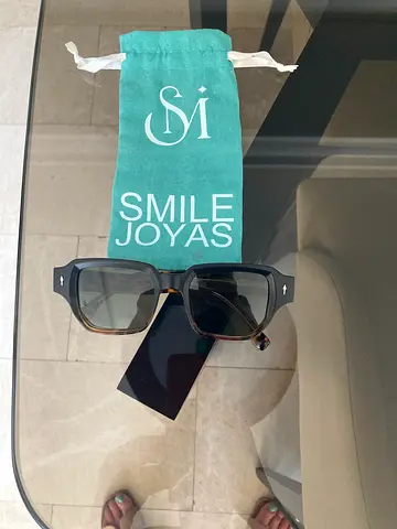 NEW! Malaga Spain designed Square black sunglasses with Smile Joyas pouch