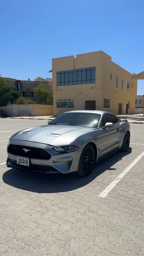 Ford Mustang 2020 — photo 1 of 10