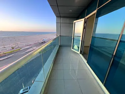 مساحه كبيره - جم فري - مسبح فري  - باركن فري - غاز طبيعي - مطبخ امريكي - خزانه في الحائط - 3 بلكونه - اطلاله بحريه كامله -