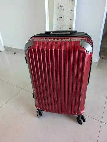 Medium  hard-shell spinner carry-on suitcase — black, excellent used condition