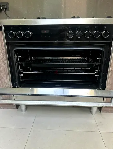5-burner Stainless Steel Gas Cooker with Large - Good Condition