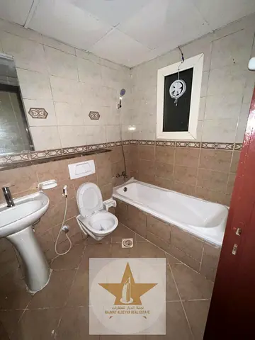 ين البحيرة والقصباء! شقة غرفتين وصالة فاخرة للإيجار في المجاز 3 مع بلكونة وباركن قرب اتصالات 🌊🎡✨  نص الإعلان: عِش الرفاهية في قلب الشارقة النابض! لل