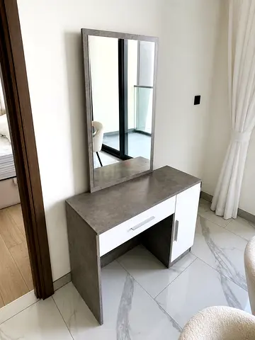 HomeBox Vanity Table with Mirror (Excellent Condition)