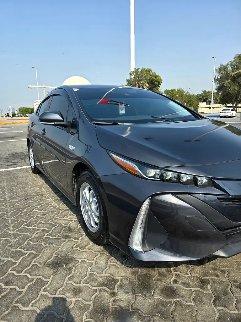 Toyota Prius 2022 — photo 1 of 13