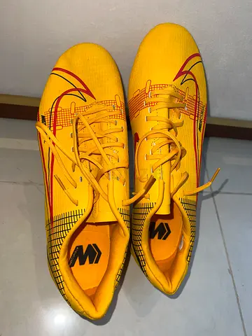 Football shoes with studs