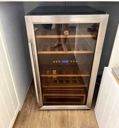 Hoover wine Fridge