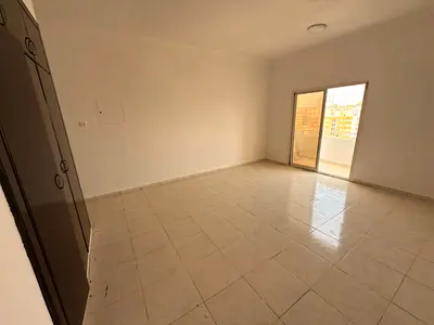 سكن عائلي _ مساحه كبيره _ بلكونه اطلاله مفتوحه _ خزائن حائط _ تكيف مركزي _ صيانه فري