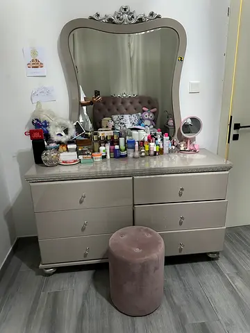 dressing table with mirror and velvet stool - good condition٫Vanity table