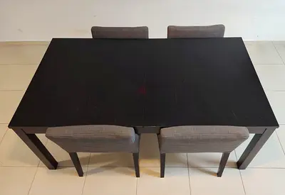 Dining Table with 4 Chairs – Good Condition طاولة طعام مع 4 كراسي بحالة جيدة