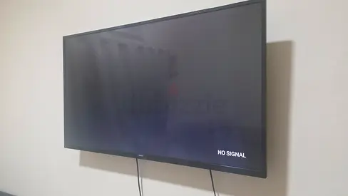 Philips TV .  Excellent condition and neet.  Wall mount.  200 dhs