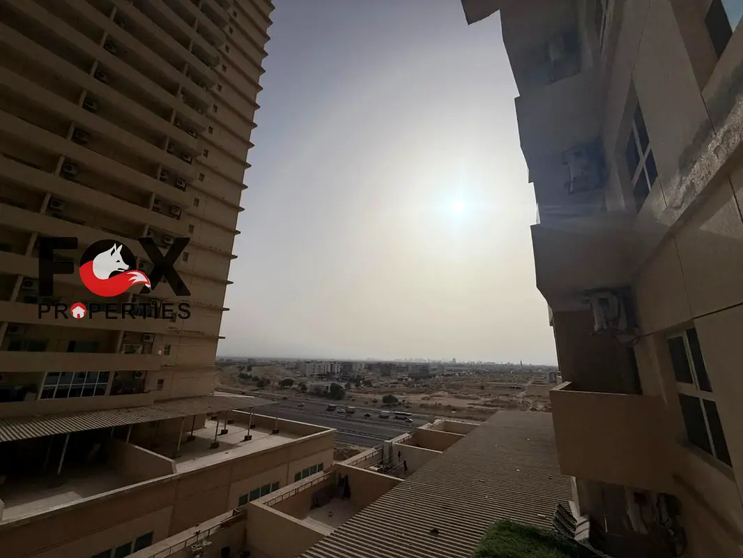 شقة غرفة وصالة للبيع في مدينة الإمارات برج ليلز بمساحة واسعة 1000 قدم مع باركن خاص وبلكونة جاهزة للسكن موقع هادئ وفرصة استثمارية مميزة