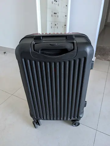 Medium  hard-shell spinner carry-on suitcase — black, excellent used condition