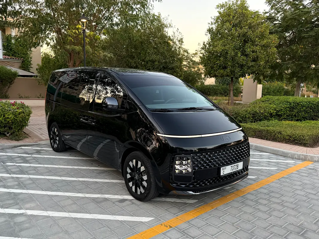 Hyundai Staria 2025 — photo 1 of 16