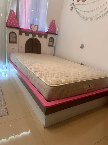 Kids princess-themed single bed with mattress (good condition)